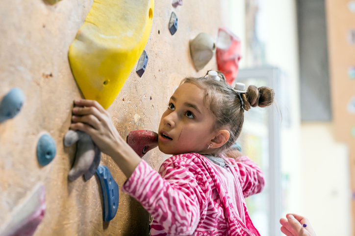 Kind beim bouldern